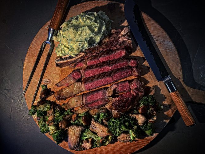 Côte de Boeuf met rodewijnboter, aardappelpuree en paddenstoelenmix